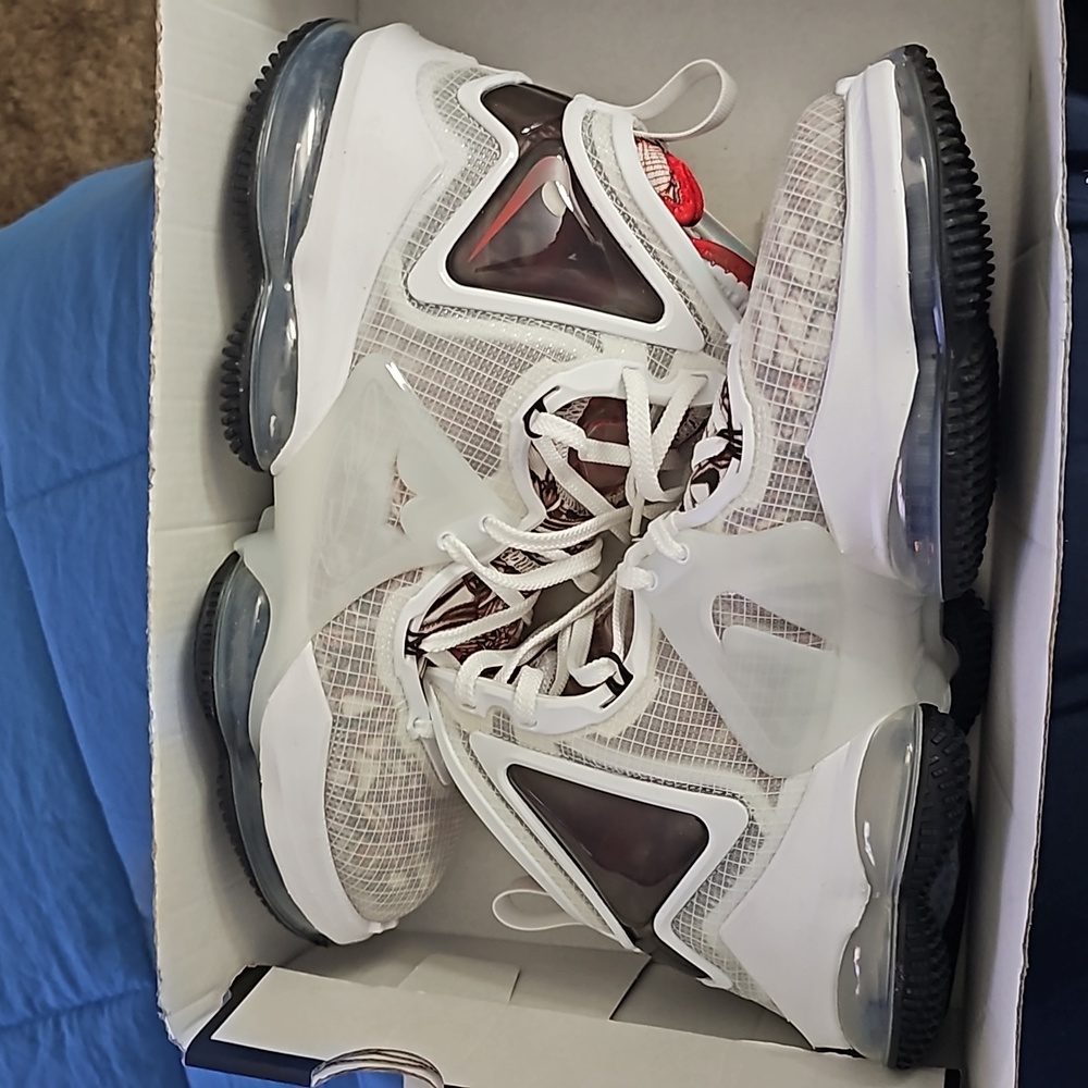 Lebron 19 new box no lid